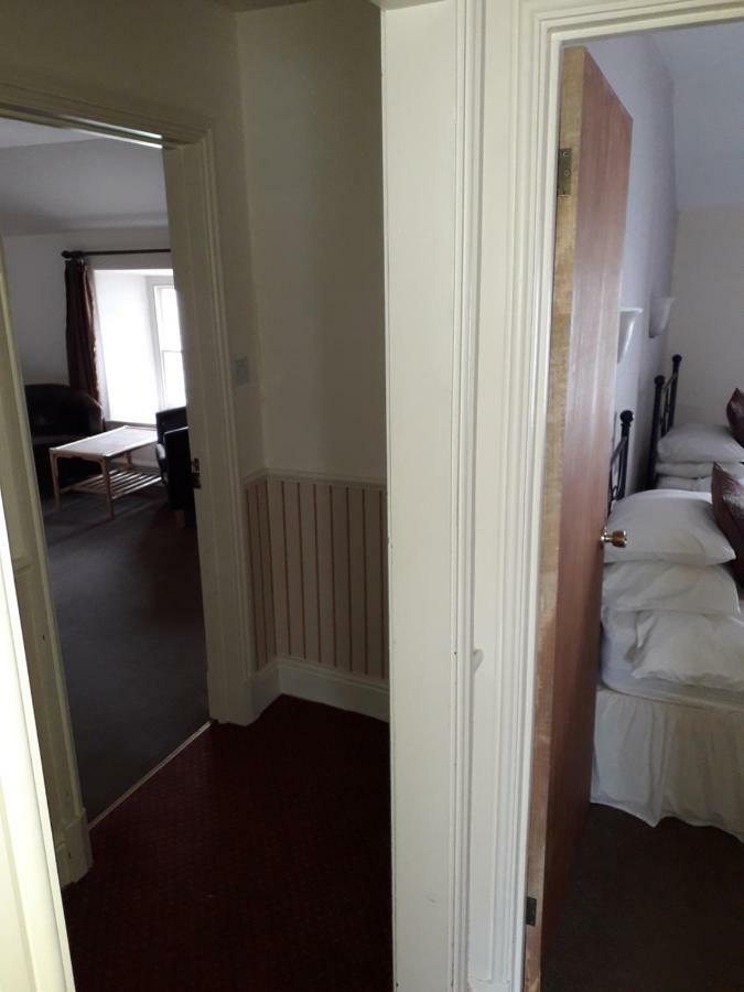 The Black Lion Hotel 卡迪根 外观 照片